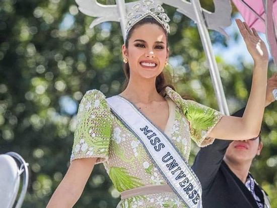Xinh đẹp là thế mà Catriona Gray bị dìm dáng 'chết người' vì bộ suit màu xanh khó hiểu