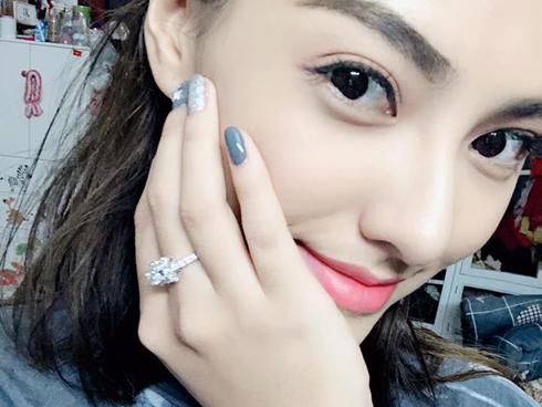 Ơn giời, sau bao tố cáo 'sống ảo' thì cuối cùng nhẫn kim cương 500 triệu đã yên vị trên tay Hồng Quế