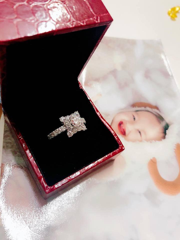 Ơn giời, sau bao tố cáo sống ảo thì cuối cùng nhẫn kim cương 500 triệu đã yên vị trên tay Hồng Quế-1