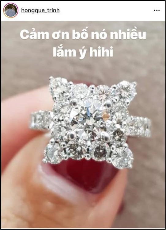 Ơn giời, sau bao tố cáo sống ảo thì cuối cùng nhẫn kim cương 500 triệu đã yên vị trên tay Hồng Quế-3