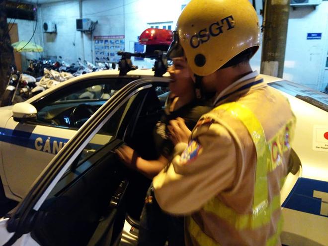 Cứu sống người phụ nữ cầm kéo dí vào cổ đòi nhảy cầu tự tử-2