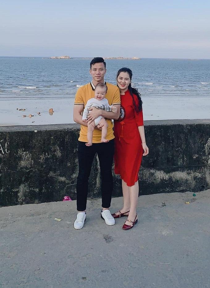 Mặc kệ bị bóc phốt diện đi diện lại 1 chiếc áo trong mấy ngày tết, Quế Ngọc Hải tiếp tục mặc áo vàng trứ danh đi tham gia sự kiện-5