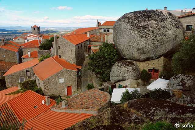 Trên đầu lơ lửng tảng đá hàng trăm tấn, người dân ngôi làng này vẫn ngủ ngon lành mỗi đêm-1