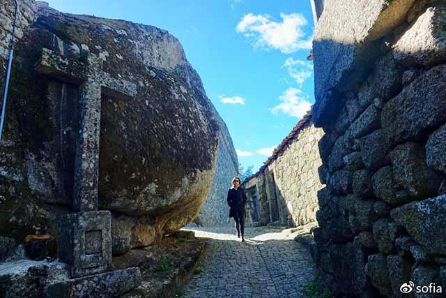 Trên đầu lơ lửng tảng đá hàng trăm tấn, người dân ngôi làng này vẫn ngủ ngon lành mỗi đêm-3