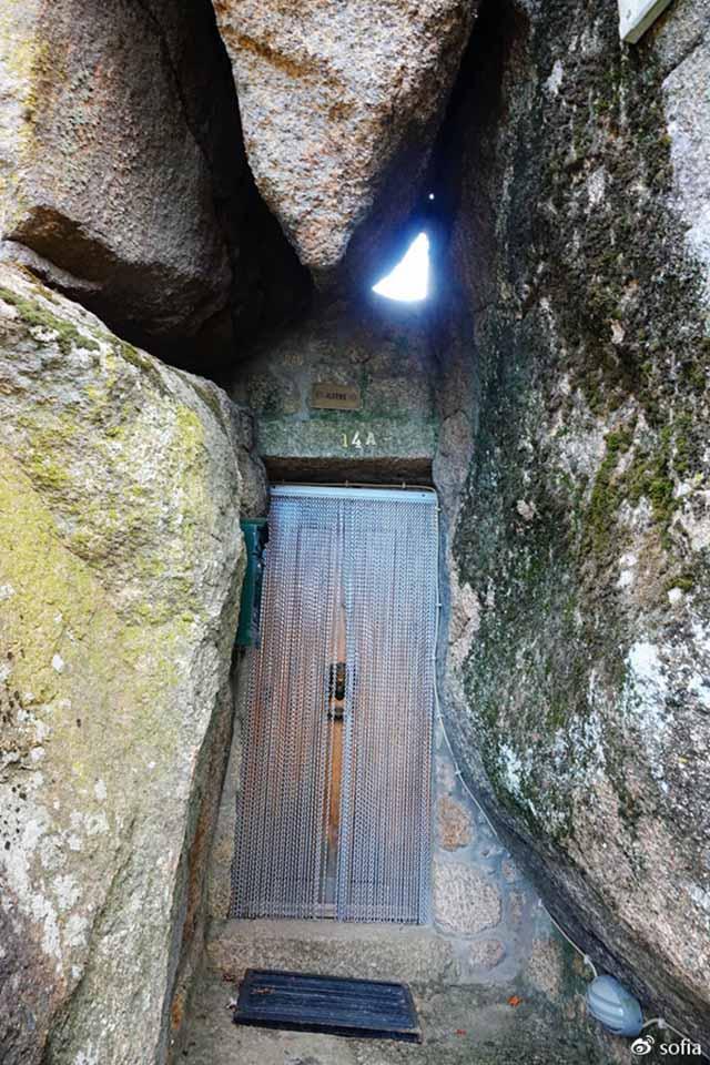 Trên đầu lơ lửng tảng đá hàng trăm tấn, người dân ngôi làng này vẫn ngủ ngon lành mỗi đêm-10