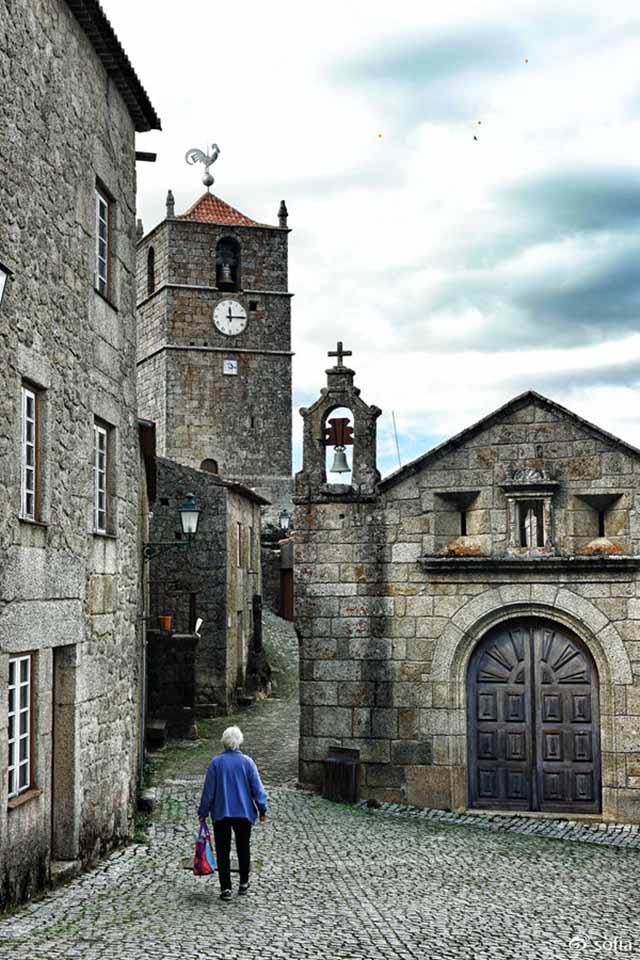 Trên đầu lơ lửng tảng đá hàng trăm tấn, người dân ngôi làng này vẫn ngủ ngon lành mỗi đêm-7