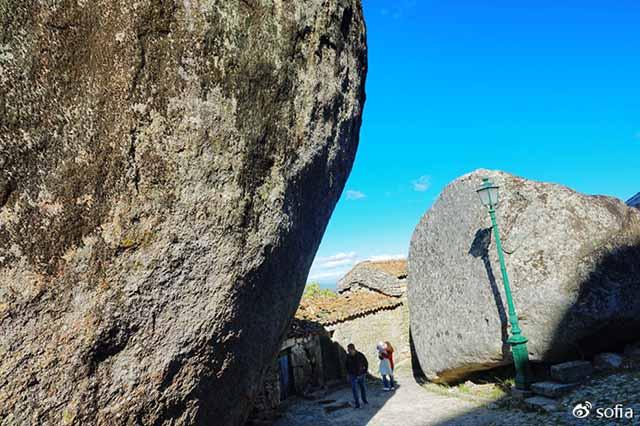 Trên đầu lơ lửng tảng đá hàng trăm tấn, người dân ngôi làng này vẫn ngủ ngon lành mỗi đêm-9