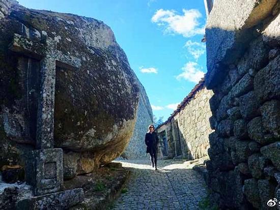 Trên đầu lơ lửng tảng đá hàng trăm tấn, người dân ngôi làng này vẫn ngủ ngon lành mỗi đêm