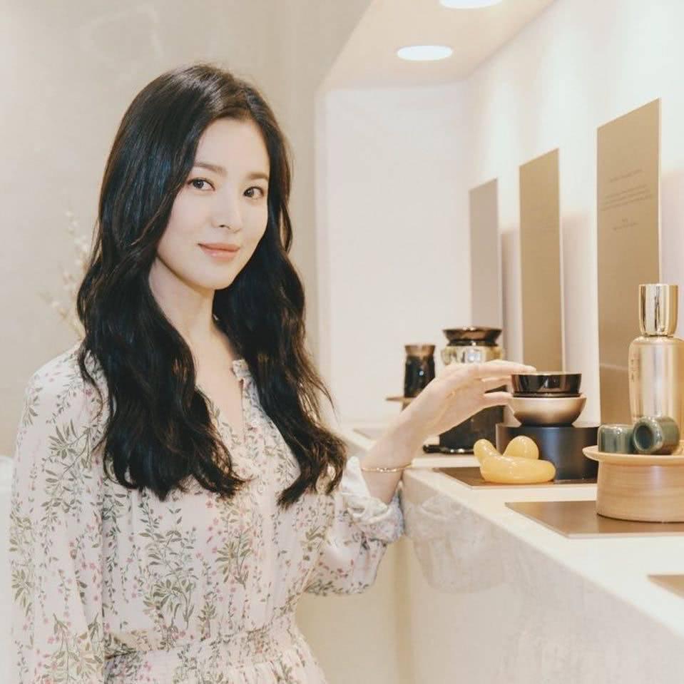 Đẹp xuất sắc trong sự kiện mới nhưng ngón tay không đeo nhẫn cưới của Song Hye Kyo mới thu hút sự chú ý-1