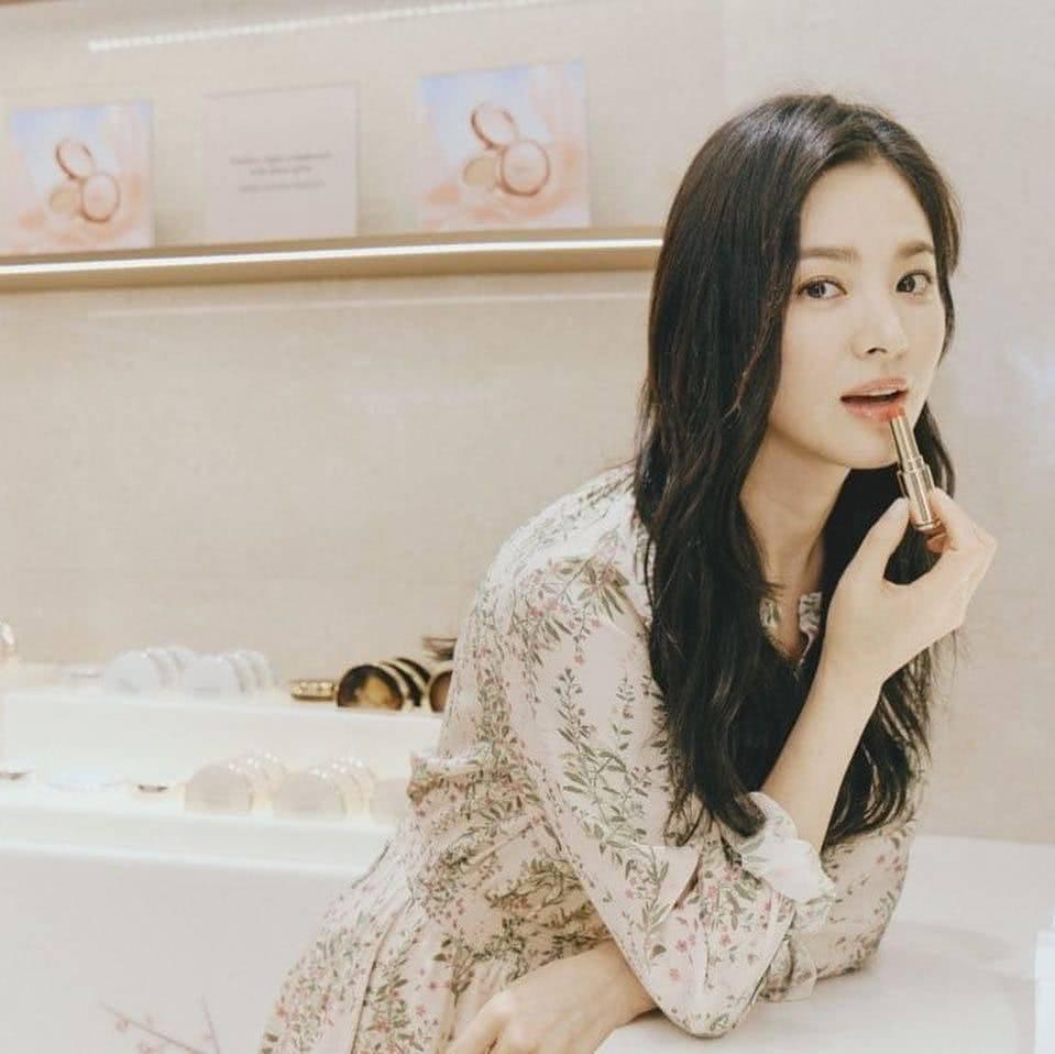 Đẹp xuất sắc trong sự kiện mới nhưng ngón tay không đeo nhẫn cưới của Song Hye Kyo mới thu hút sự chú ý-3