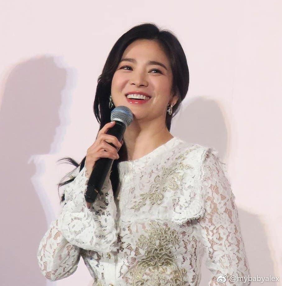 Đẹp xuất sắc trong sự kiện mới nhưng ngón tay không đeo nhẫn cưới của Song Hye Kyo mới thu hút sự chú ý-9