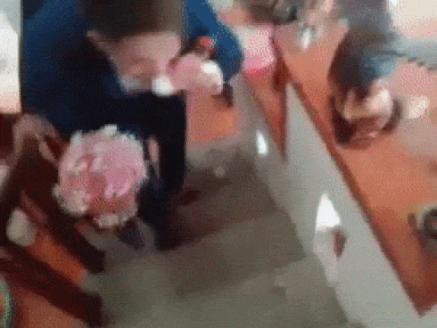 Clip: Chú rể tửu lượng kém, cô dâu xinh đẹp ra mặt uống cả lít bia để nhận tiền mừng cưới-1