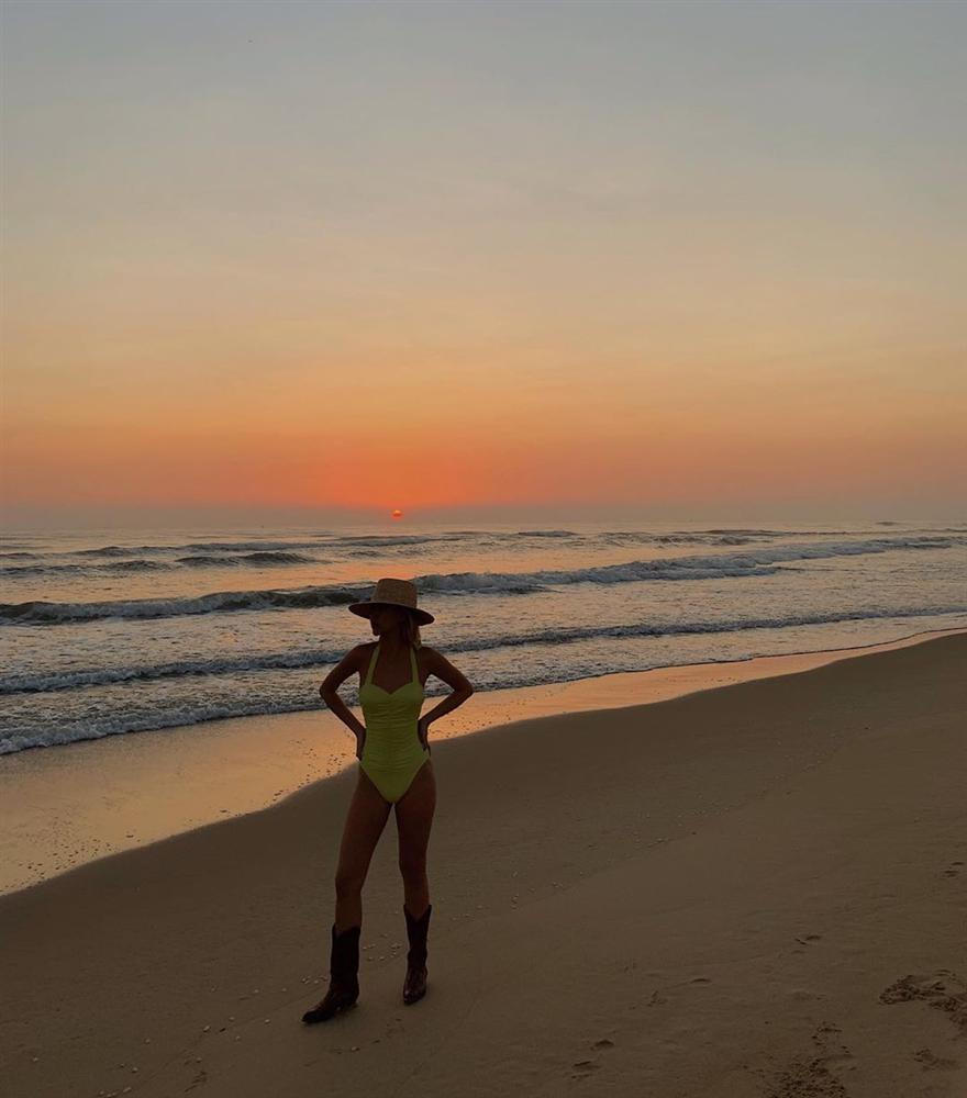 NGƯỢC ĐỜI NHƯ SAO: Mặc bikini đi boots, diện đồ thể thao lại mix giầy cao gót chỉ có thể là Hoàng Thùy, Quỳnh Anh Shyn, Lan Khuê-4