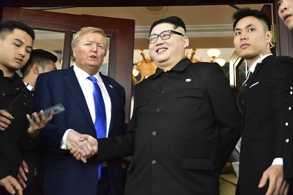 Bản sao Tổng thống Donald Trump và Chủ tịch Kim Jong-un làm rộn ràng phố phường Hà Nội-1