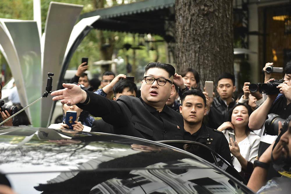 Bản sao Tổng thống Donald Trump và Chủ tịch Kim Jong-un làm rộn ràng phố phường Hà Nội-3