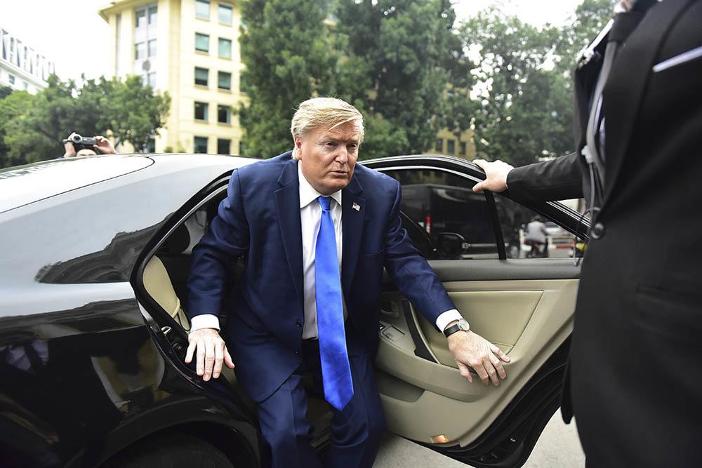 Bản sao Tổng thống Donald Trump và Chủ tịch Kim Jong-un làm rộn ràng phố phường Hà Nội-4
