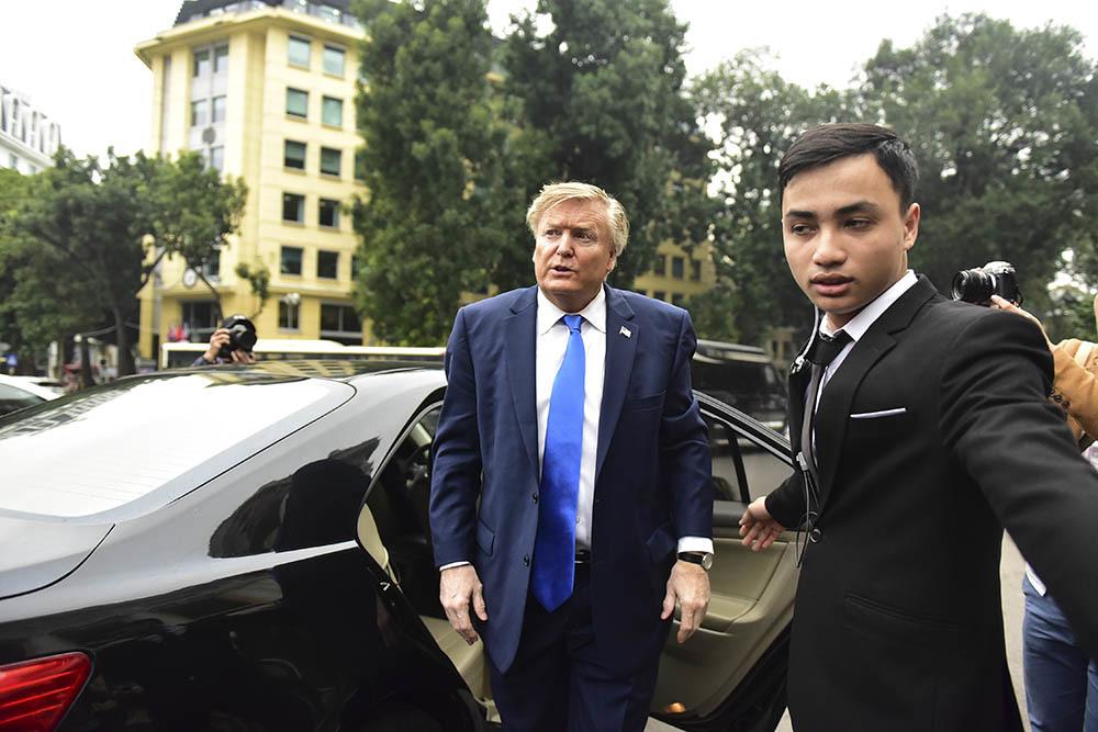 Bản sao Tổng thống Donald Trump và Chủ tịch Kim Jong-un làm rộn ràng phố phường Hà Nội-5