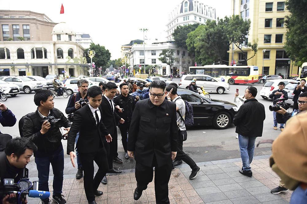 Bản sao Tổng thống Donald Trump và Chủ tịch Kim Jong-un làm rộn ràng phố phường Hà Nội-6