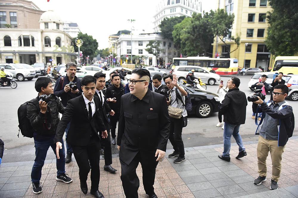 Bản sao Tổng thống Donald Trump và Chủ tịch Kim Jong-un làm rộn ràng phố phường Hà Nội-7