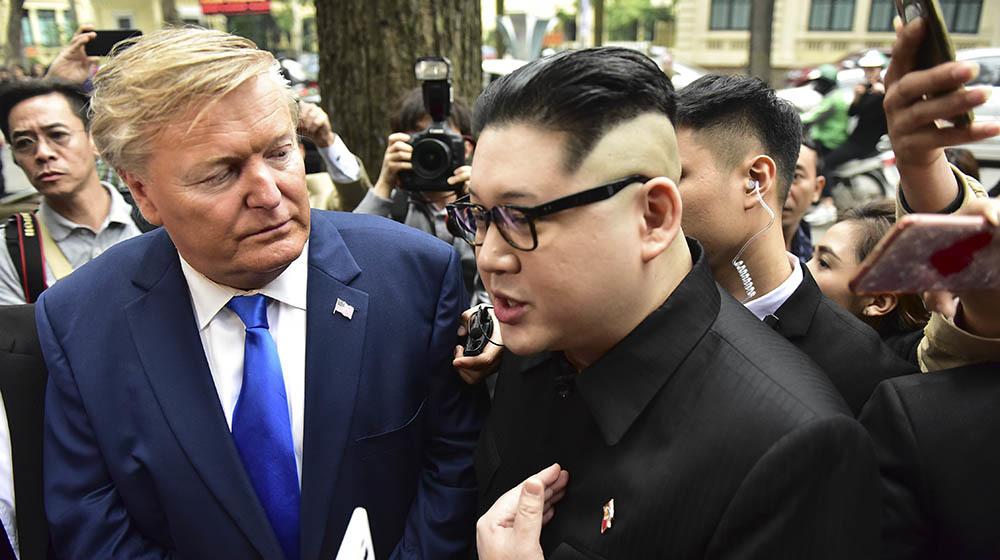 Bản sao Tổng thống Donald Trump và Chủ tịch Kim Jong-un làm rộn ràng phố phường Hà Nội-9