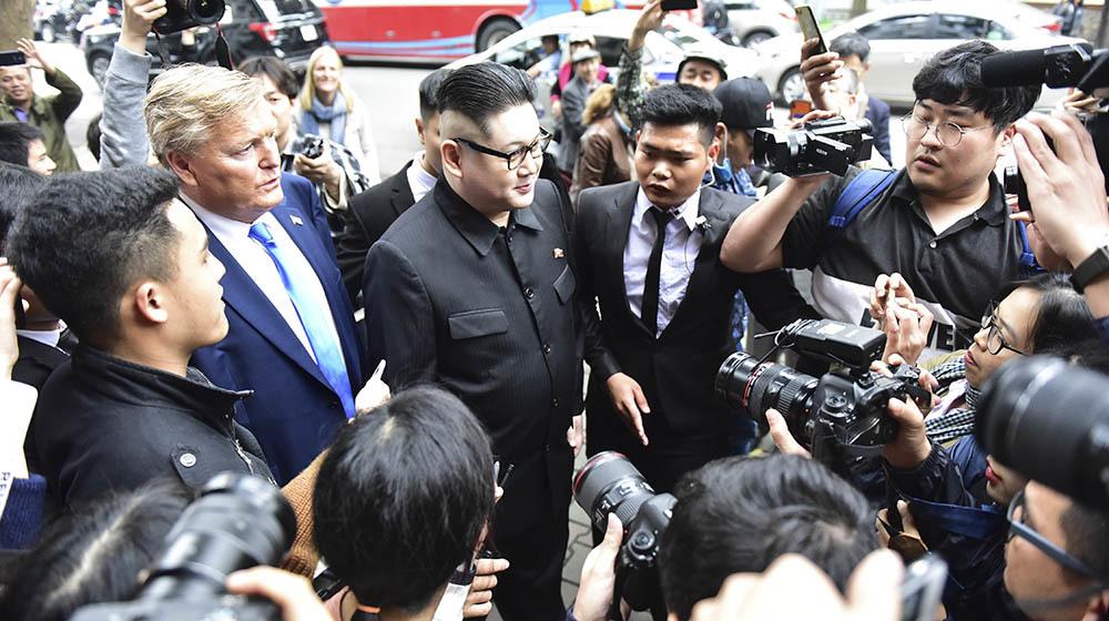 Bản sao Tổng thống Donald Trump và Chủ tịch Kim Jong-un làm rộn ràng phố phường Hà Nội-16