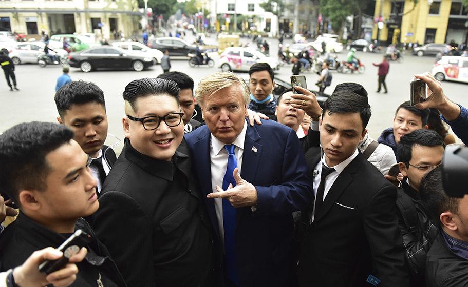 Bản sao Tổng thống Donald Trump và Chủ tịch Kim Jong-un làm rộn ràng phố phường Hà Nội-11