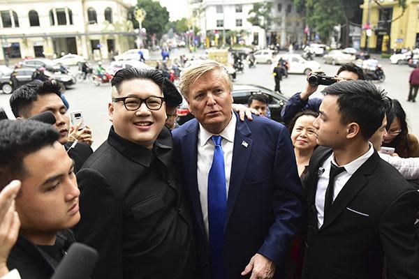 Bản sao Tổng thống Donald Trump và Chủ tịch Kim Jong-un làm rộn ràng phố phường Hà Nội-12