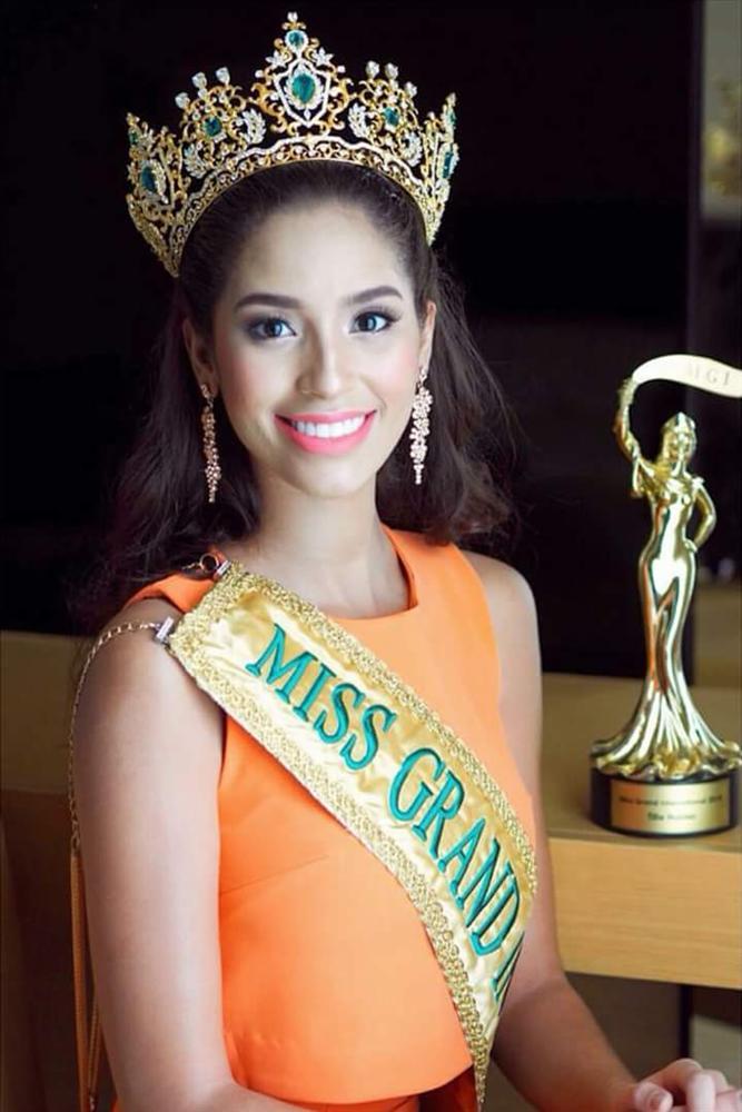 Tin được không khi lần đầu tiên trong cùng một cuộc thi sắc đẹp, cả Hoa hậu và kế Hoa hậu đều bị phế ngôi-4