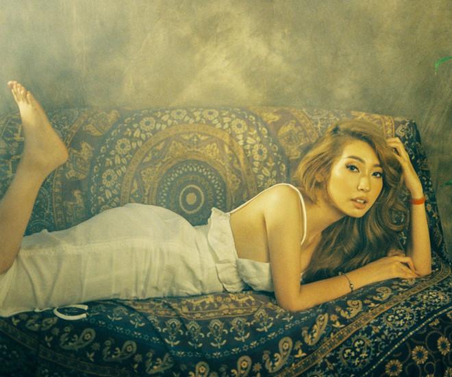 Khổng Tú Quỳnh ngày càng mặc gợi cảm sau khi chia tay Ngô Kiến Huy-9