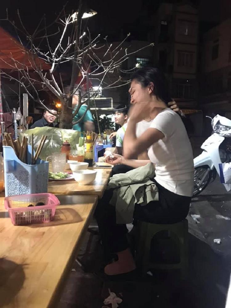 Dân mạng rần rần thích thú với bức ảnh chàng trai dùng tay giữ tóc cho bạn gái ăn-1