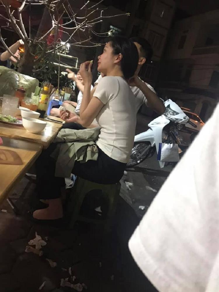 Dân mạng rần rần thích thú với bức ảnh chàng trai dùng tay giữ tóc cho bạn gái ăn-2