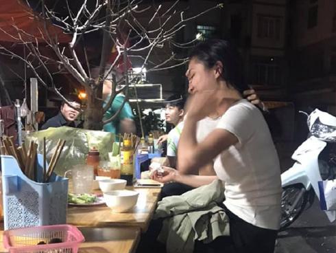 Dân mạng rần rần thích thú với bức ảnh chàng trai dùng tay giữ tóc cho bạn gái ăn