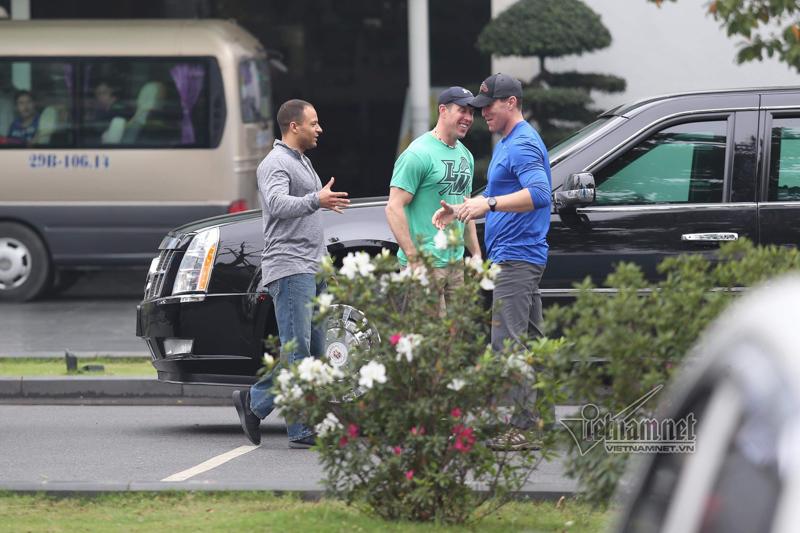 Mật vụ Mỹ tươi cười bên Quái thú của Tổng thống Donald Trump ở Hà Nội-7