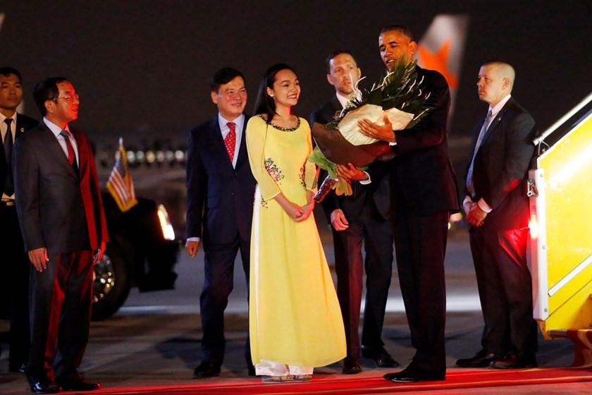 Các cô gái Việt vinh dự tặng hoa cho Obama, Donald Trump giờ ra sao?-4