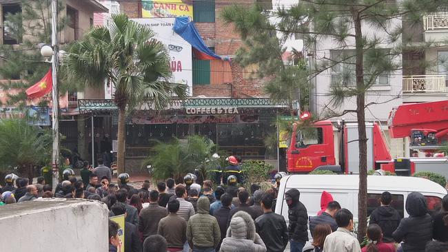 Giải cứu 2 cô gái bị nam thanh niên nghi ngáo đá khống chế ở Hà Nội-11