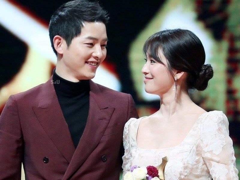 Song Joong Ki xuất hiện tươi cười sau tin đồn ly hôn Song Hye Kyo dù ngón tay đeo nhẫn cưới vẫn trống trơn-10