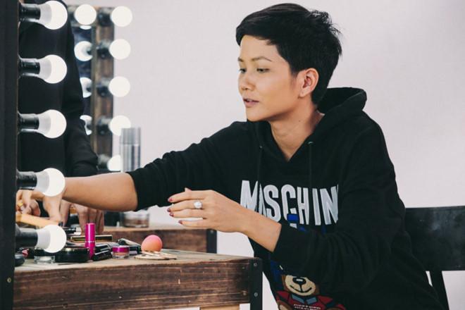 HHen Niê không ngại khoe mặt mộc dù để mộc không dám ra đường-6