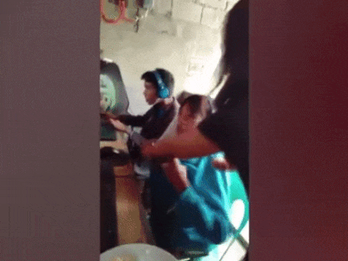 Dân mạng sôi sục trước clip người mẹ trẻ mang cơm đến quán internet bón cho con trai nghiện chơi game