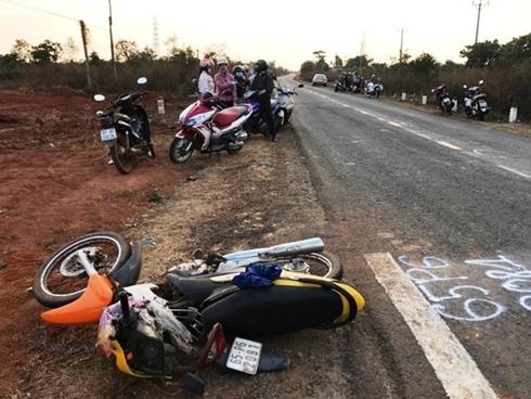 Tránh xe tải gặp nạn, xe khách chở 22 người lật nghiêng bên quốc lộ ở Hà Tĩnh-2