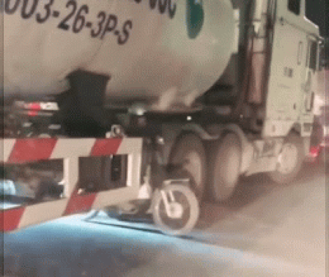 SỐC: Rùng mình lái xe máy đua nhau dắt chui qua gầm xe bồn-1