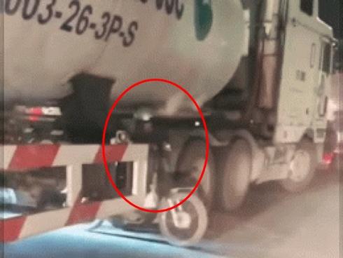 SỐC: Rùng mình lái xe máy đua nhau dắt chui qua gầm xe bồn