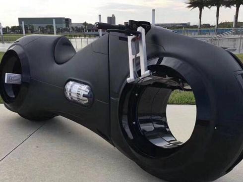 CHOÁNG: Phúc XO tậu 2 môtô 10 tỷ có bánh không trục, động cơ 2000cc