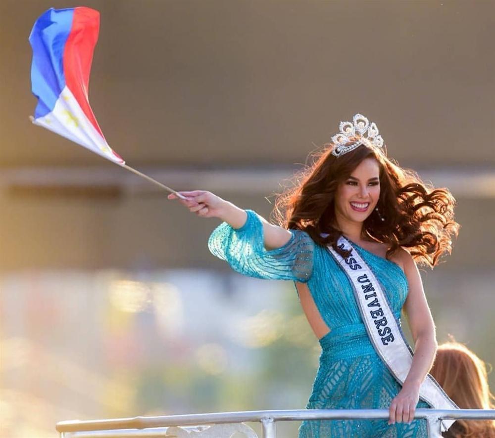 NHÌN MÀ XÓT: Catriona Gray làm vỡ vương miện phượng hoàng 6 tỷ sau 2 tháng đăng quang Hoa hậu Hoàn vũ 2018-1