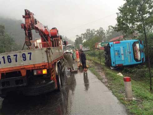 Tránh xe tải gặp nạn, xe khách chở 22 người lật nghiêng bên quốc lộ ở Hà Tĩnh-1