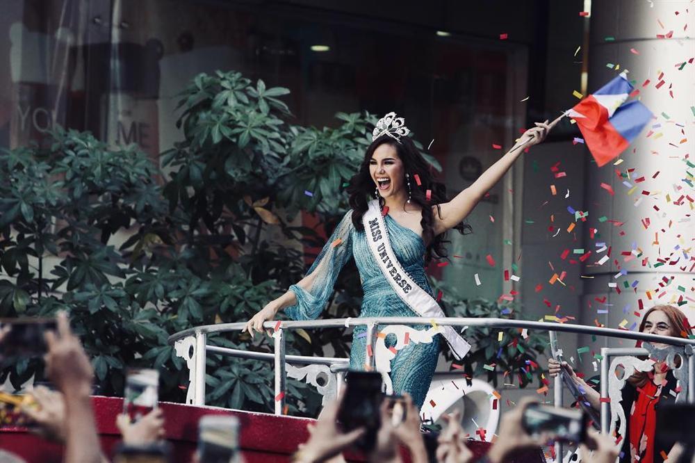 NHÌN MÀ XÓT: Catriona Gray làm vỡ vương miện phượng hoàng 6 tỷ sau 2 tháng đăng quang Hoa hậu Hoàn vũ 2018-7