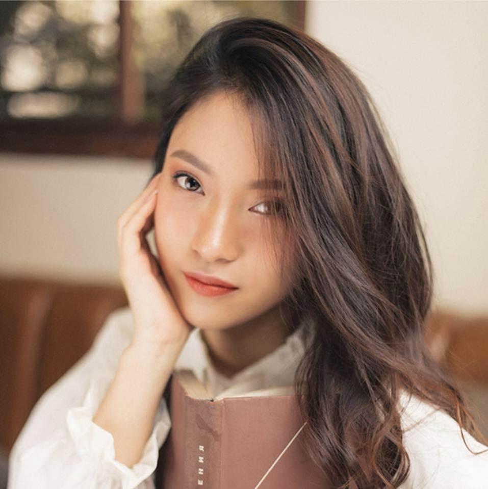 Khánh Vy bất ngờ diễn lại clip nói 7 thứ tiếng-3