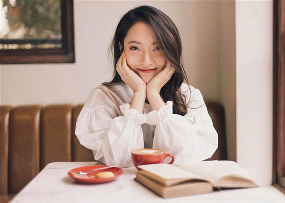 Khánh Vy bất ngờ diễn lại clip nói 7 thứ tiếng-6