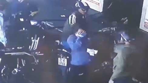 Đổ xăng tràn cho khách, nữ nhân viên cây xăng ở Vũng Tàu bị nam thanh niên đi SH đấm vỡ mũi tím mặt-1