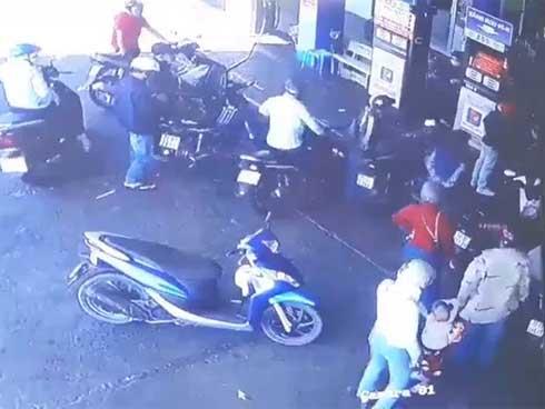 Đổ xăng tràn cho khách, nữ nhân viên cây xăng ở Vũng Tàu bị nam thanh niên đi SH đấm vỡ mũi tím mặt-2