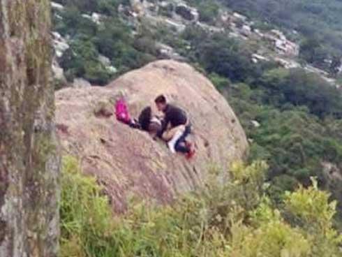 Xôn xao cặp đôi vô tư hành sự trên vách núi, biết được sự thật đằng sau ai cũng ngỡ ngàng-1